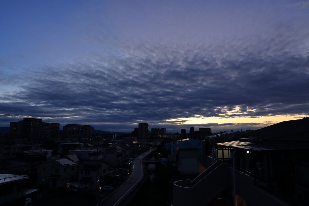 朝焼けの中で