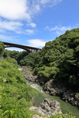 土岐川から東海環状道を望む