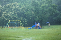 土砂降りの雨の中で