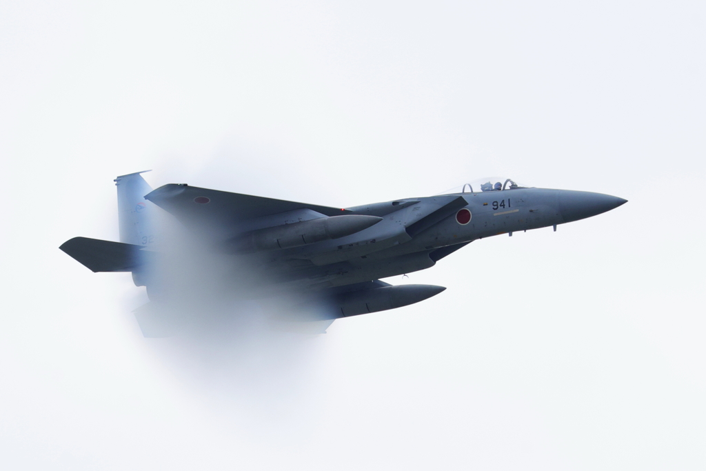 岐阜基地航空祭で雲を纏うF15J