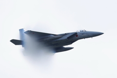 岐阜基地航空祭で雲を纏うF15J