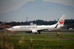 岩木山背景のJAL taxiing 01