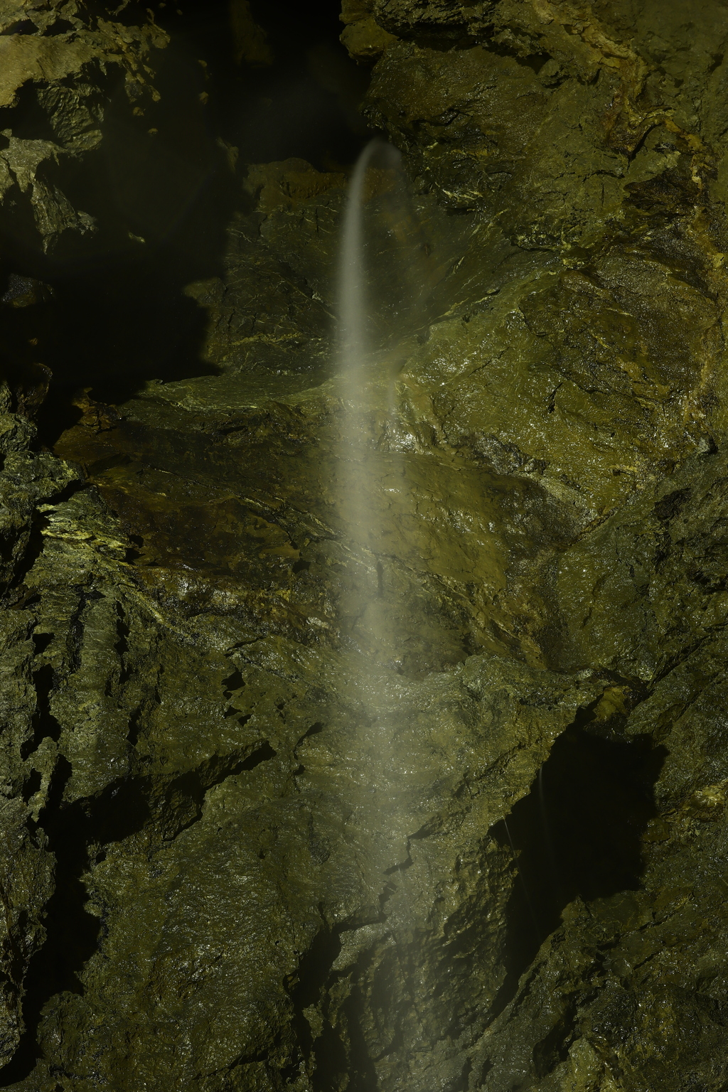 鍾乳洞内の滝　暗さと水滴の中で
