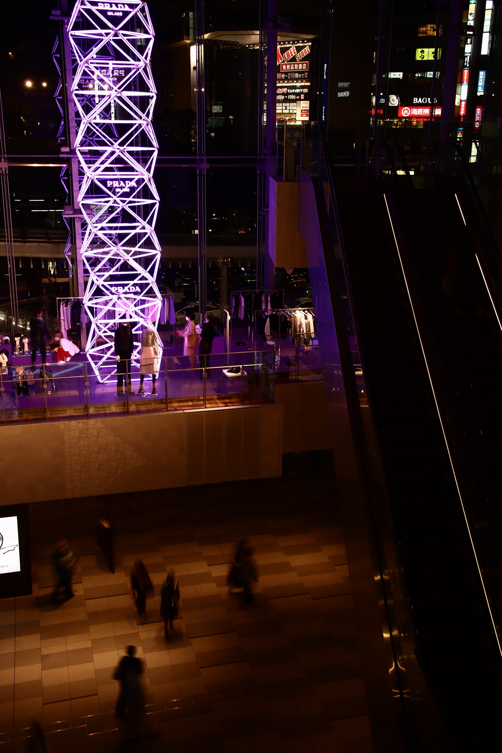 駅の中から夜景　横浜駅西口