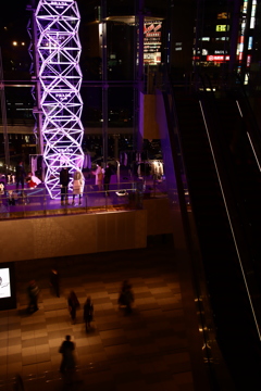 駅の中から夜景　横浜駅西口