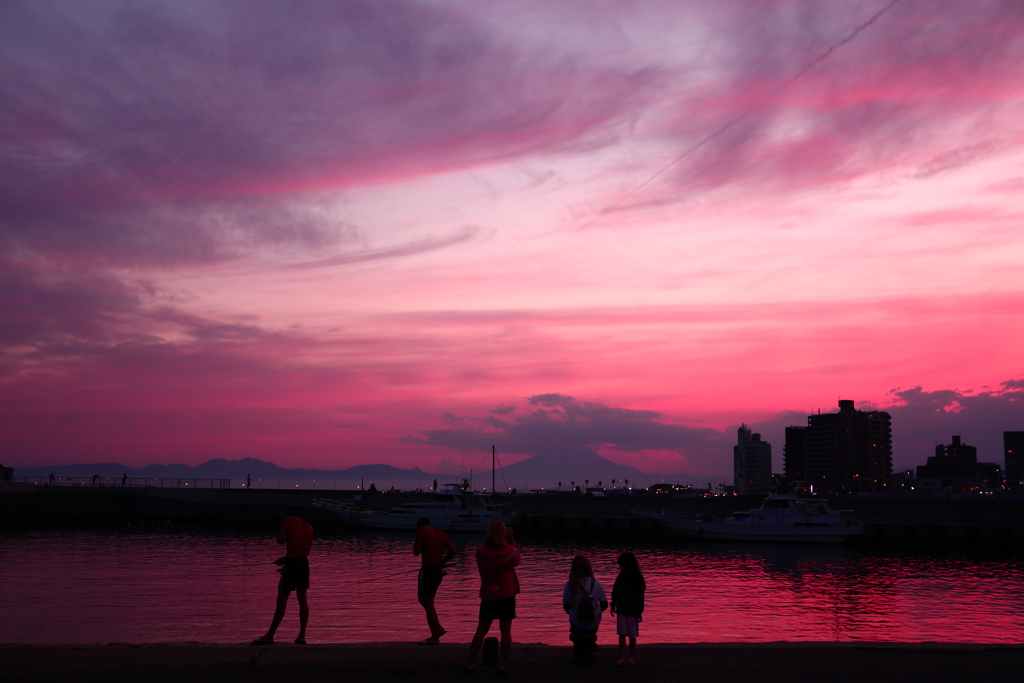 漁港に夕焼け富士山