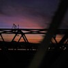 夕焼けに鉄橋　東海道線の車窓から