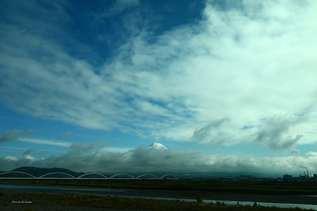 雲の間に見える富士山