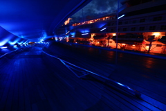 青い乗船口と夜の客船