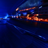 青い乗船口と夜の客船