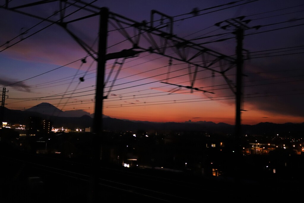 富士の夕焼け車窓から　窓にレンズ