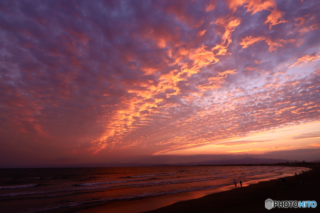 夏至の夕焼け　雲走る江の島の日の入り