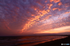 夏至の夕焼け　雲走る江の島の日の入り