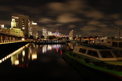 揺れる船と雲　横浜夜景
