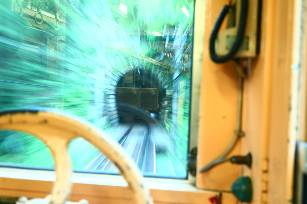 トンネルに向かう登山鉄道