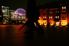 夜景を歩く　赤レンガと観覧車を背景に