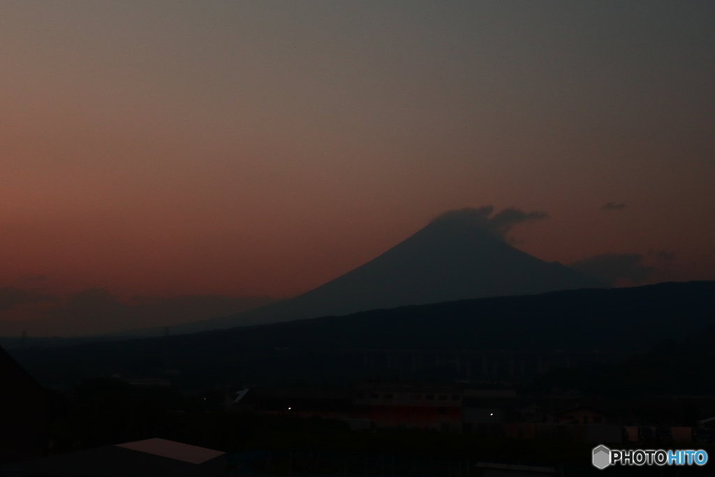 夕焼けにかすむ富士　新幹線の車窓