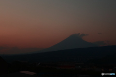 夕焼けにかすむ富士　新幹線の車窓