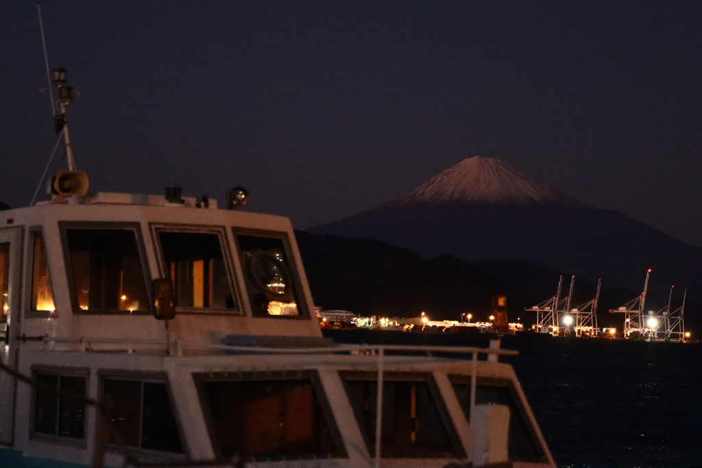 船を見守る富士　夜の清水みなと
