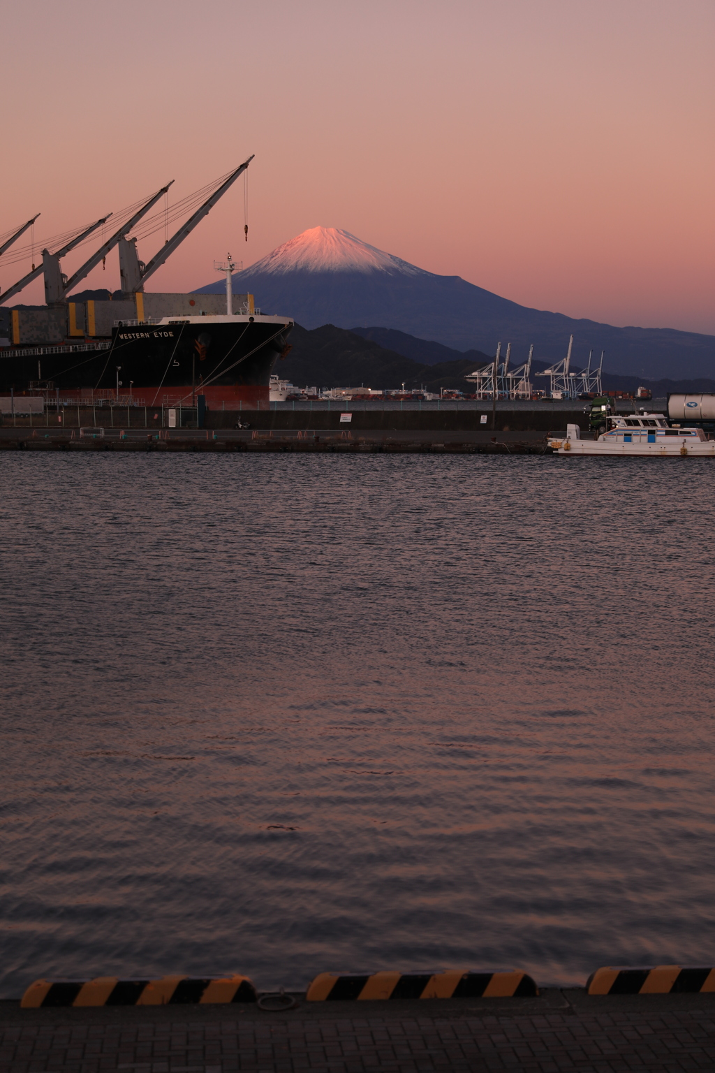 夕暮れ赤い富士山　清水みなとから　
