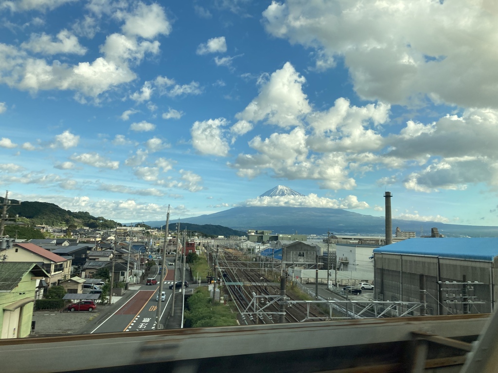 富士山薄化粧　新幹線の車窓から