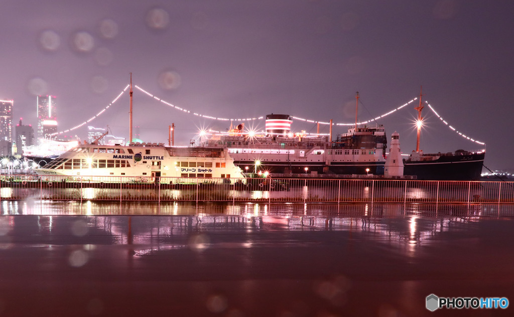 氷川丸水かがみ　山下公園の雨夜景