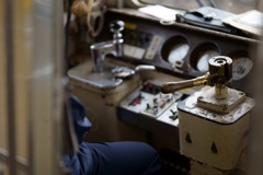 列車交換待ちの運転台