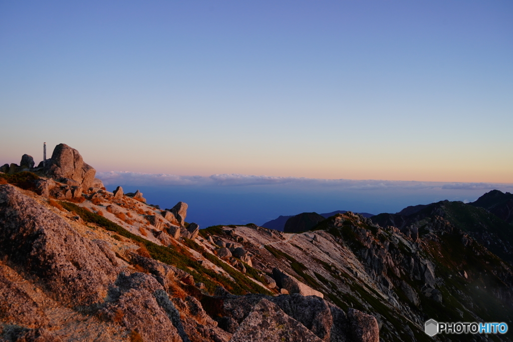 夕陽に染まる空木岳山頂