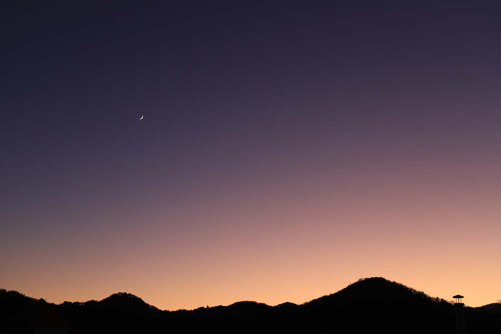 夕暮れ三日月