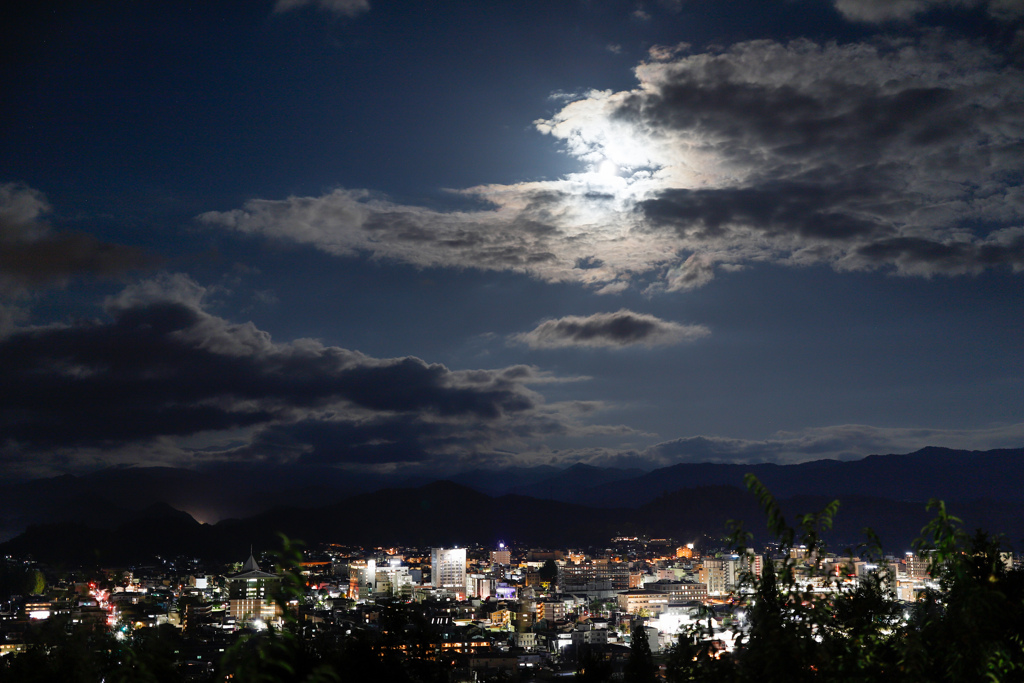 名月と見る夜景