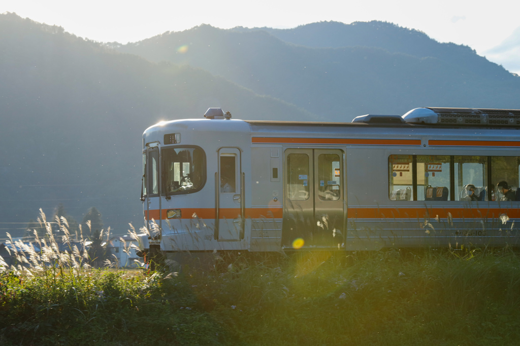 逆光列車　秋を征く
