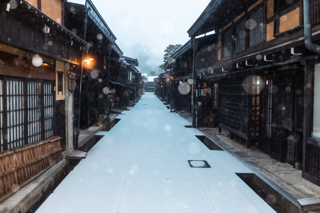 雪降る古い街並み