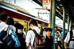電車に乗り降りする人