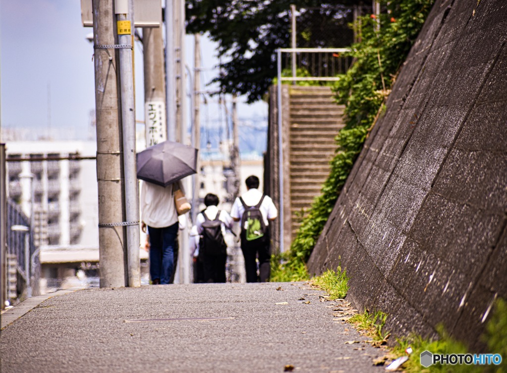 駅に向かう人たち