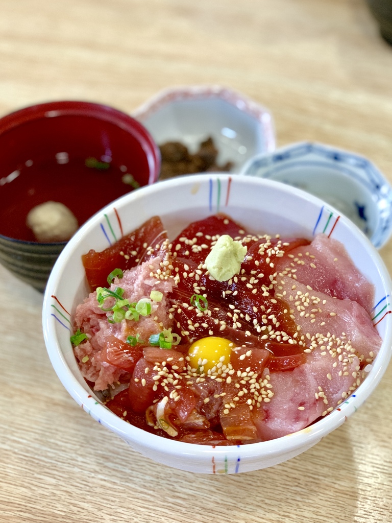 三崎港のマグロ丼
