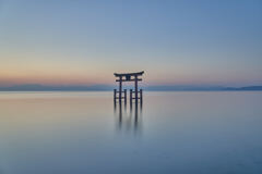 湖上の大鳥居