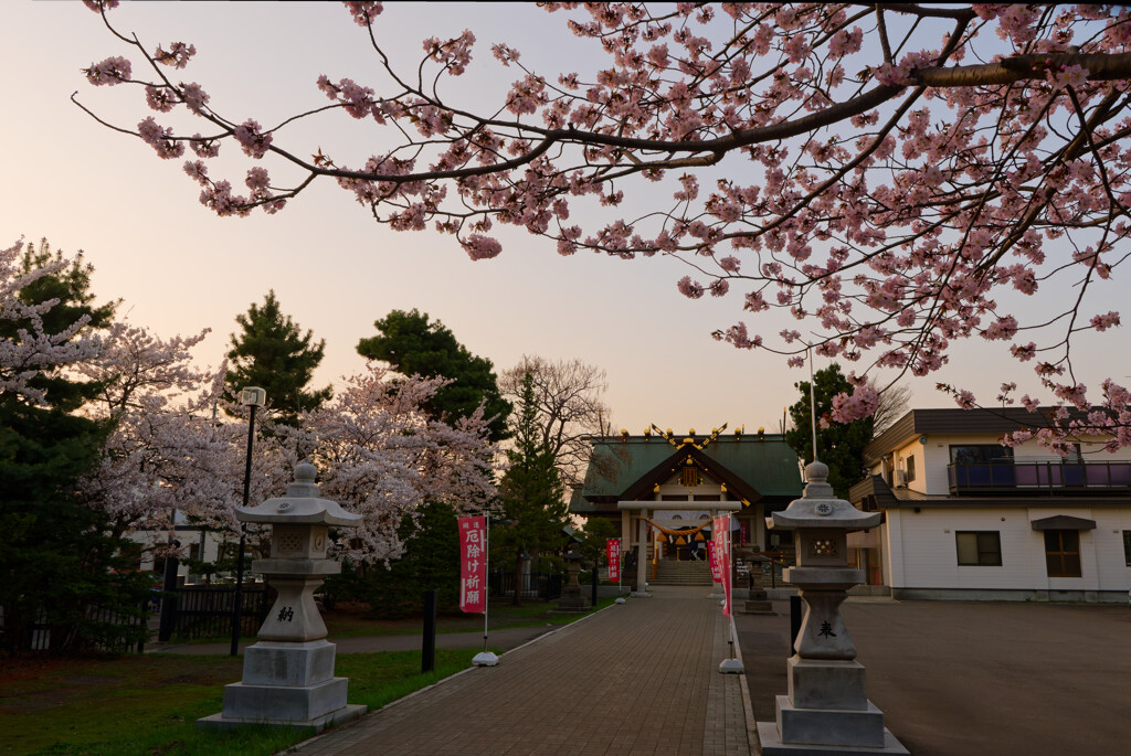 神社と夕暮れ