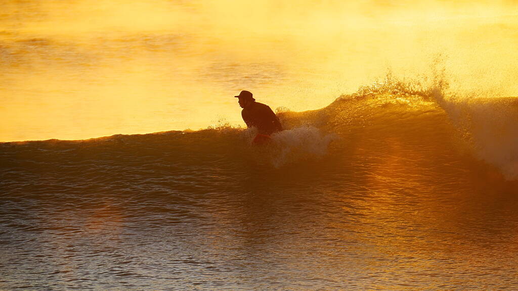 日の出サーファー02