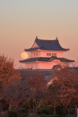 夕日と満月に照らされて