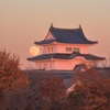 夕日と満月に照らされて