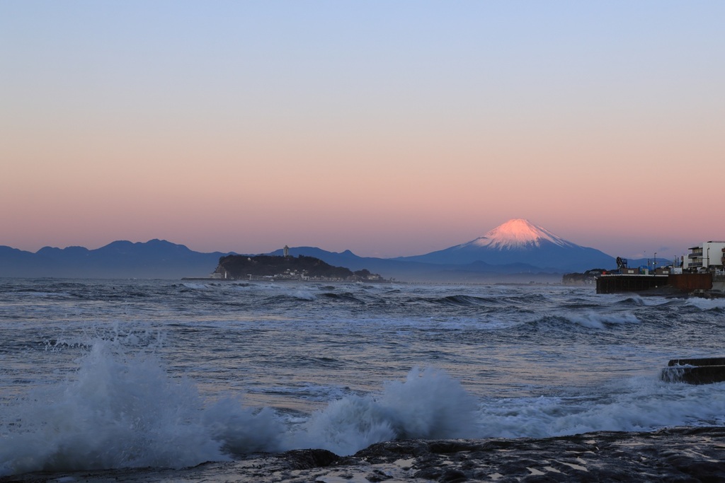 白波と夜明けの富士