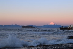 白波と夜明けの富士