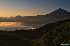 雲海と武甲山