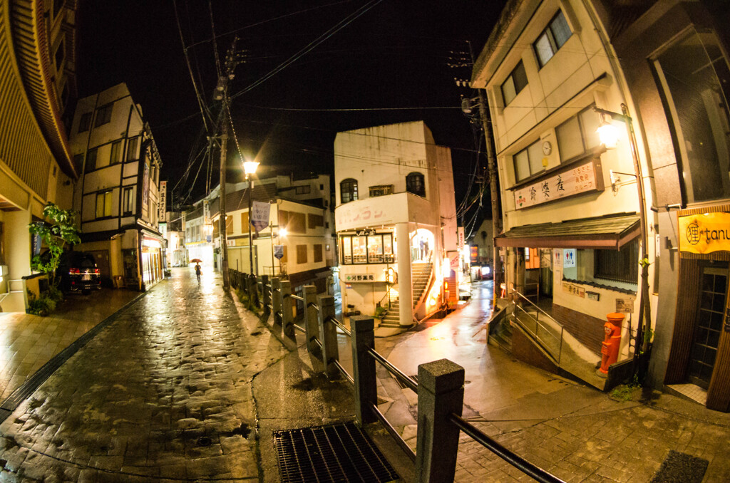 夜の温泉街
