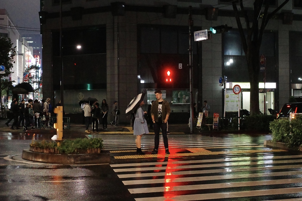 雨の中、二人の世界