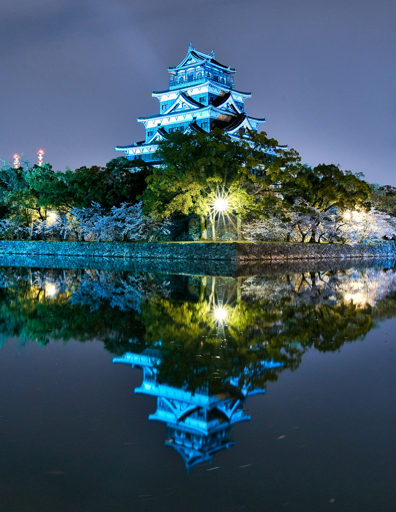 青いライトアップの広島城