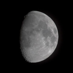 梅雨の晴れ間の月を手持ちにて