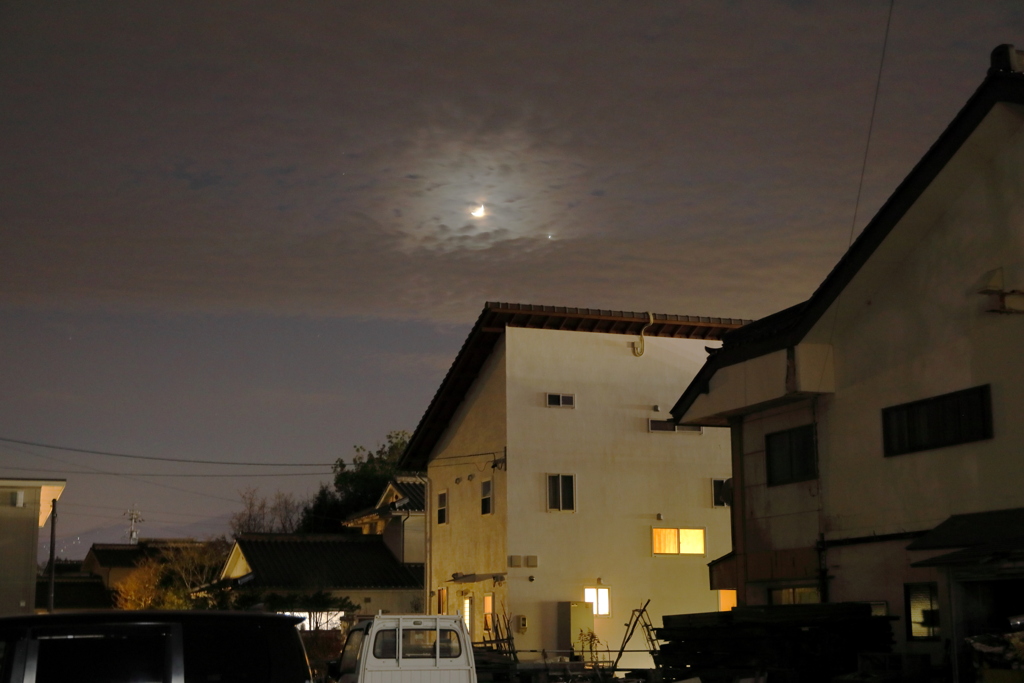 雲の向こうの月金大接近
