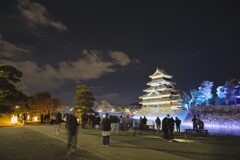 松本城のライトアップを楽しむ