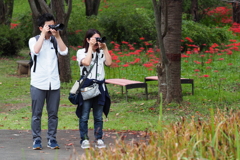 並んで写真を撮る人を撮る